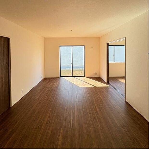 南向き陽当り良好な16帖のリビングです。