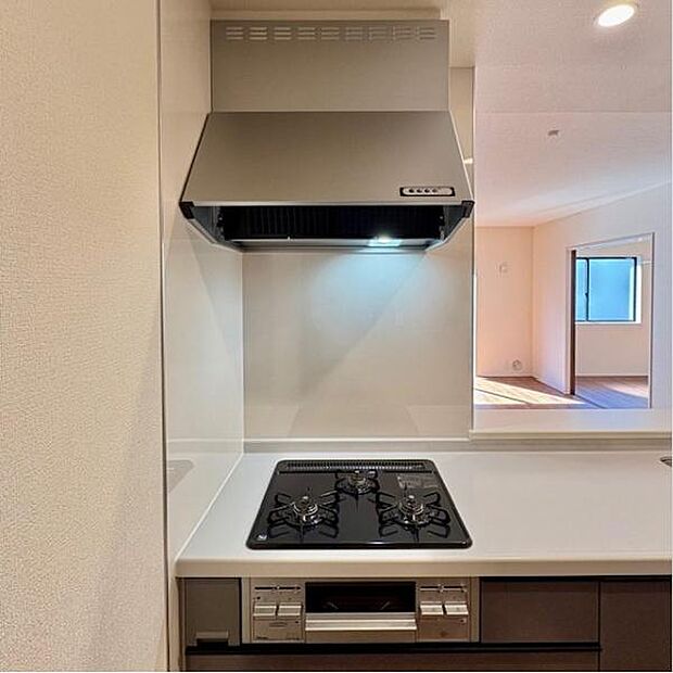 コンロは三ツ口で大型換気扇付です。