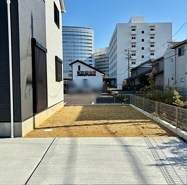 建物南側に陽当たり良好な広いお庭です。