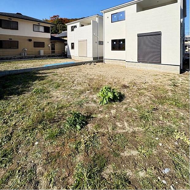 建物南側に陽当たり良好な広いお庭です。