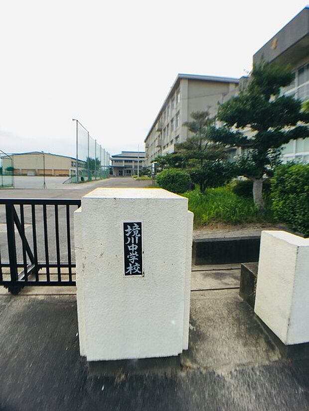 岐阜市立境川中学校まで1875m、少し離れますが、こちらが学校区の中学校になります。