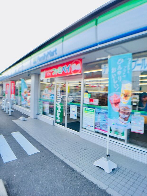 ファミリーマート岐阜北鶉店まで992m、近くにコンビニがあります。少し行くとさらに3店舗ほどあります。