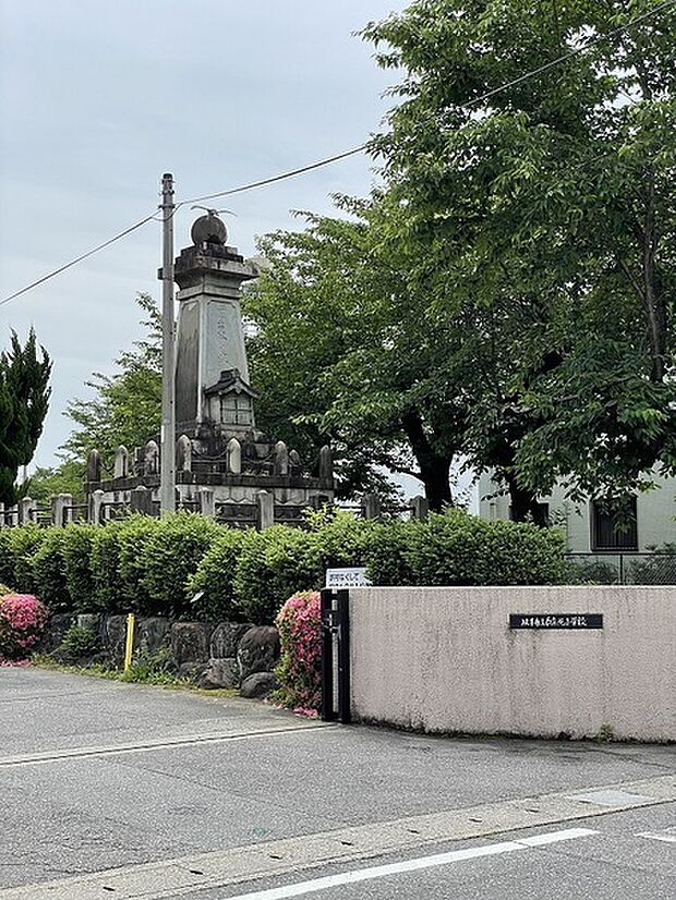 岐阜市立長森北小学校まで481m、金融機関はこれ以外近くにも何軒かあります。