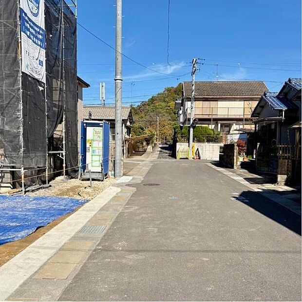 東前面道路から外観を見るとこんな感じです