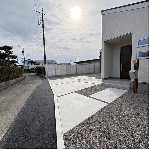 駐車場は3台分のスペースがあります。