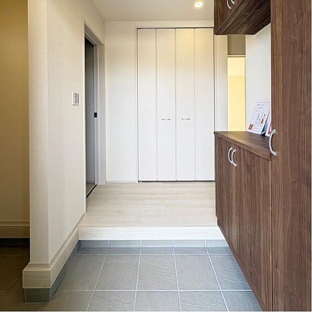 玄関周りは明るくシューズボックス付です。