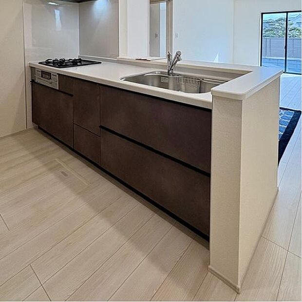 リビングを見渡せるカウンターキッチン。