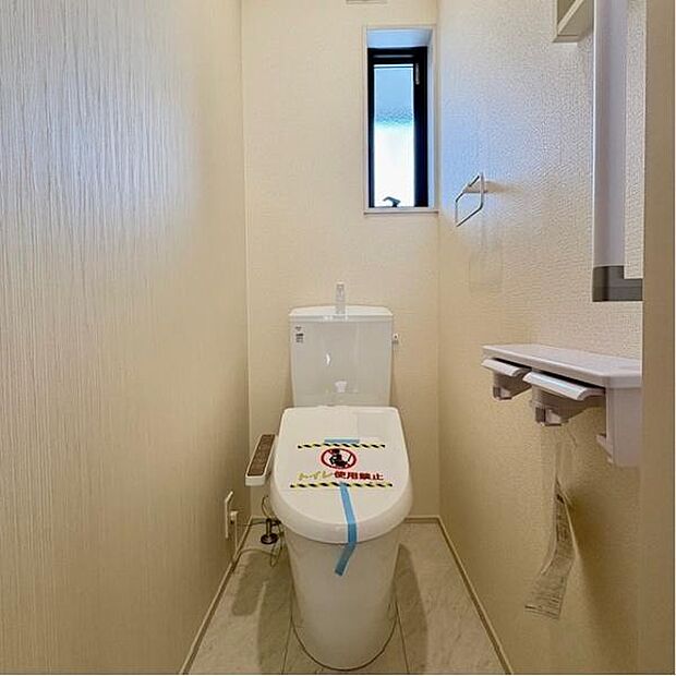 コチラは玄関側にあるトイレになります。