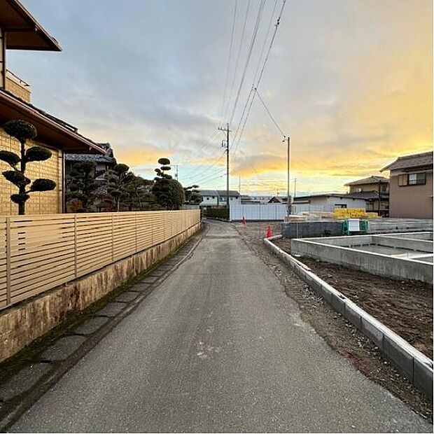 南東前面道路から外観を見るとこんな感じ。