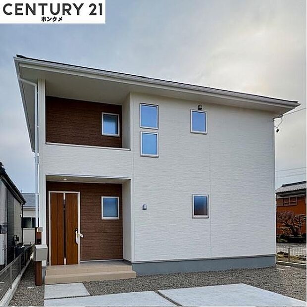 コチラは別アングルからの外観写真です。