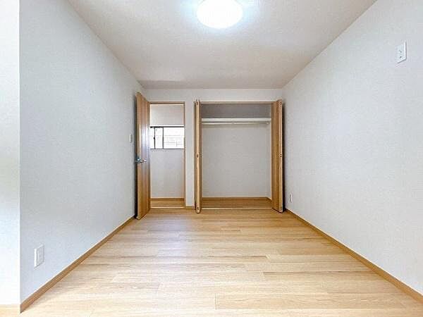 2階南東にある8.5帖の洋室になります。