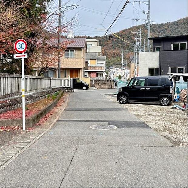 西前面道路から外観を見るとこんな感じです