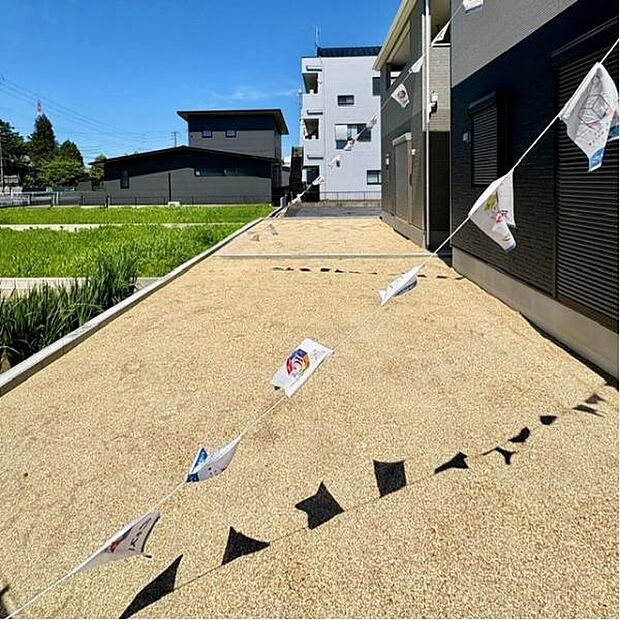 建物南側に陽当たり良好なお庭があります。