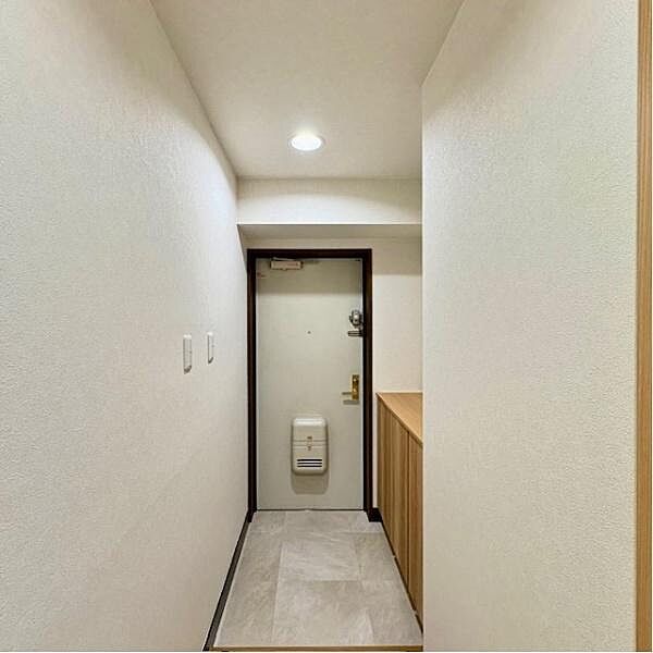 玄関周りはシンプルで明るいデザインです。