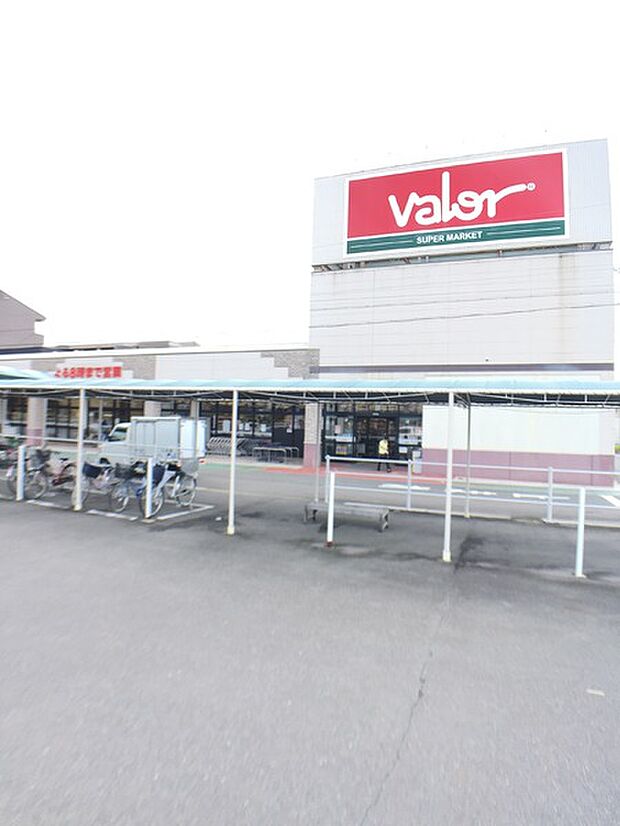 バロー北一色店まで1128m、大型スーパーもさらに近くにあります。その近くにはTSUTAYAもあり、何かと便利です。