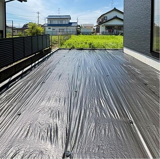 建物南側に陽当たり良好なお庭があります。