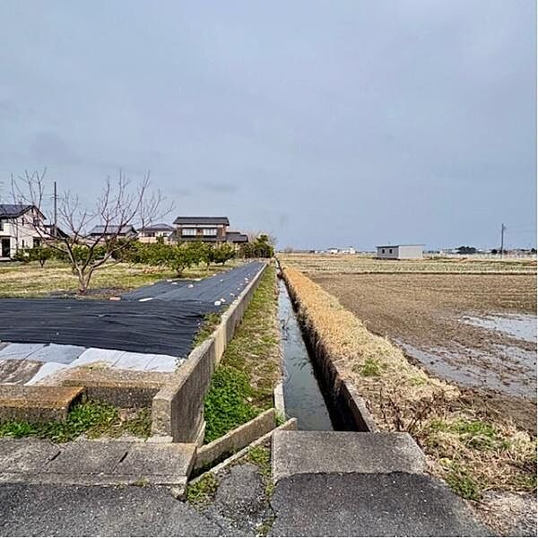 物件の東側に水路があります。