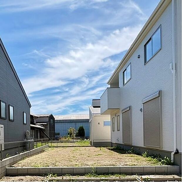 建物南側に陽当たり良好なお庭があります。