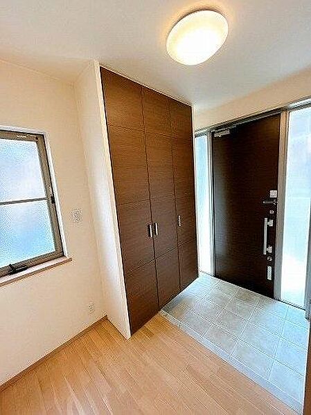 玄関周りは明るく大型シューズボックス付。