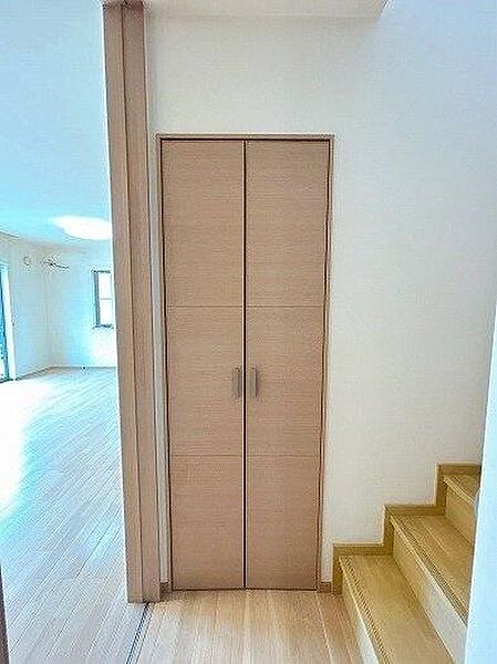 1階階段下に収納があります。