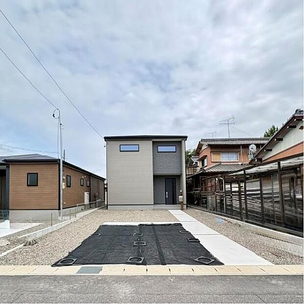 駐車場は並列3台分のスペースがあります。