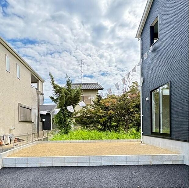 建物東側にコンパクトなお庭があります。