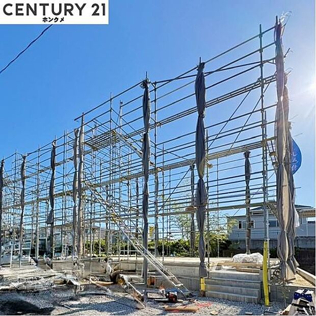現在は基礎の状態で、7月頃完成予定です。