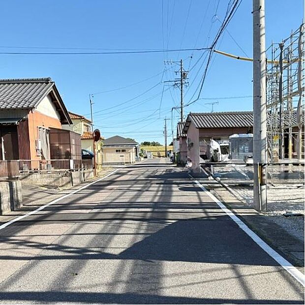東前面道路から外観を見るとこんな感じ