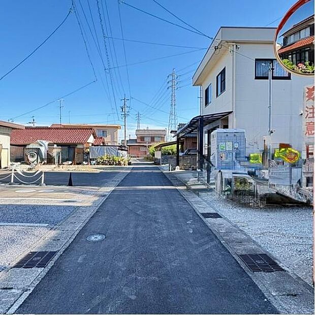 東前面道路から外観を見るとこんな感じ