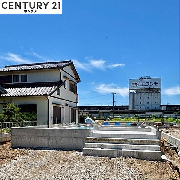 現在は基礎の状態で、8月頃完成予定です。