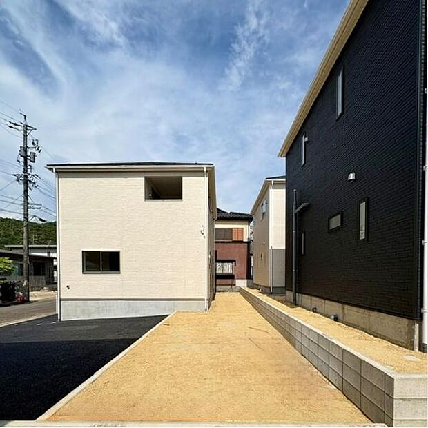 建物西側に細長いお庭があります。