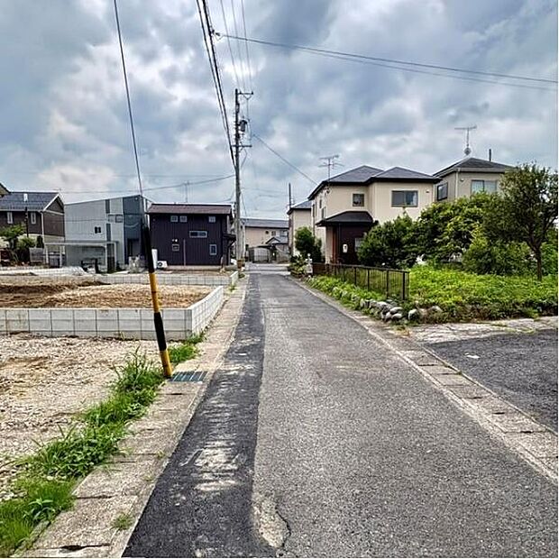 西前面道路から外観を見るとこんな感じ。