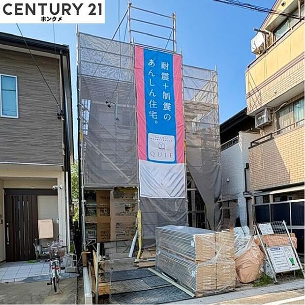 間もなく足場が外れ、9月頃完成予定です。