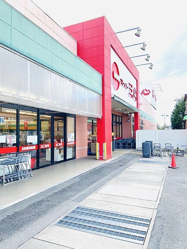 スーパー三心岐南店まで659m