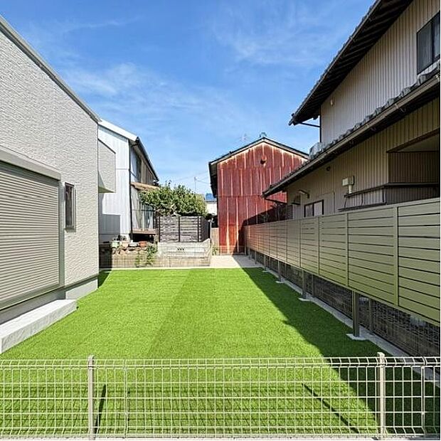 建物南側に陽当たり良好なお庭があります。