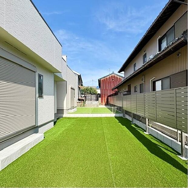 建物南側に陽当たり良好なお庭があります。