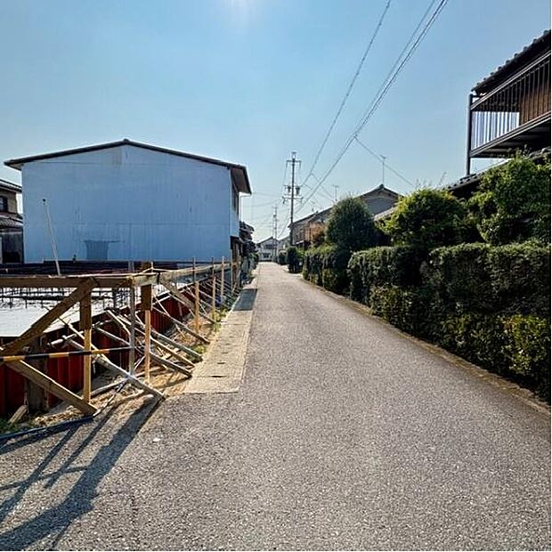 北前面道路から外観を見るとこんな感じ。