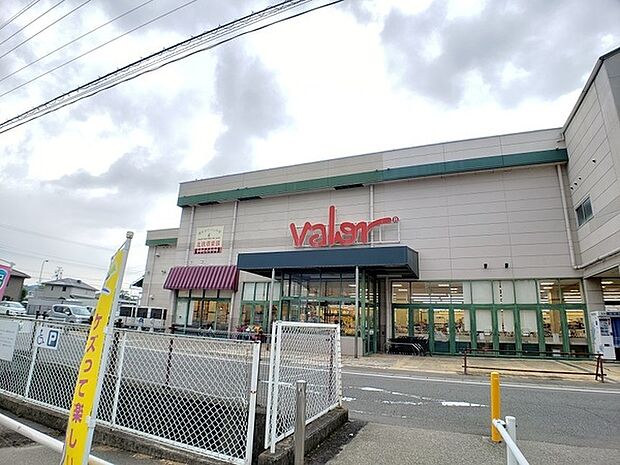 バロー長良店まで1615m、駐車場も広いバロー
