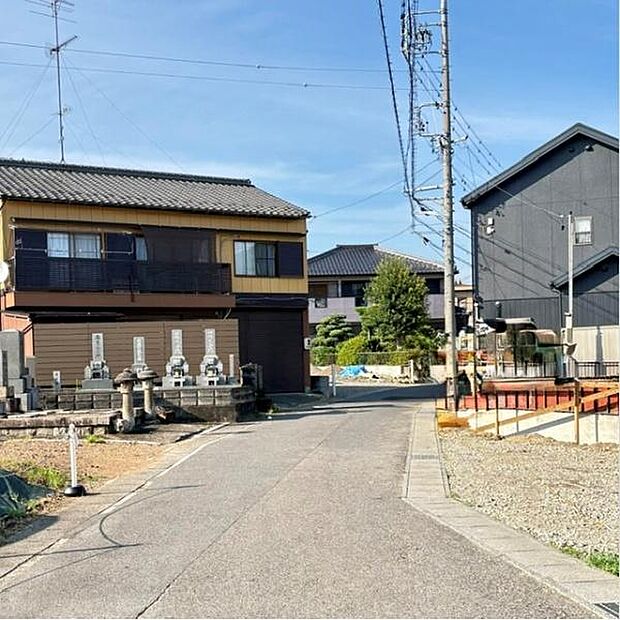西前面道路から外観を見るとこんな感じ。