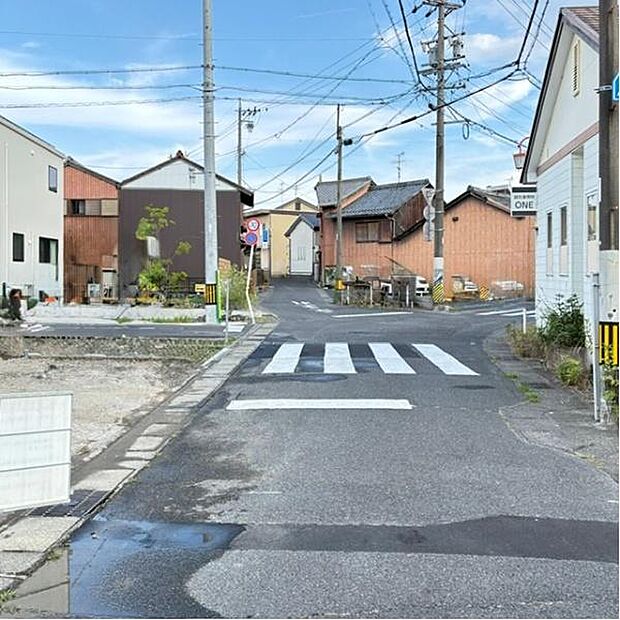 西前面道路から外観を見るとこんな感じ。