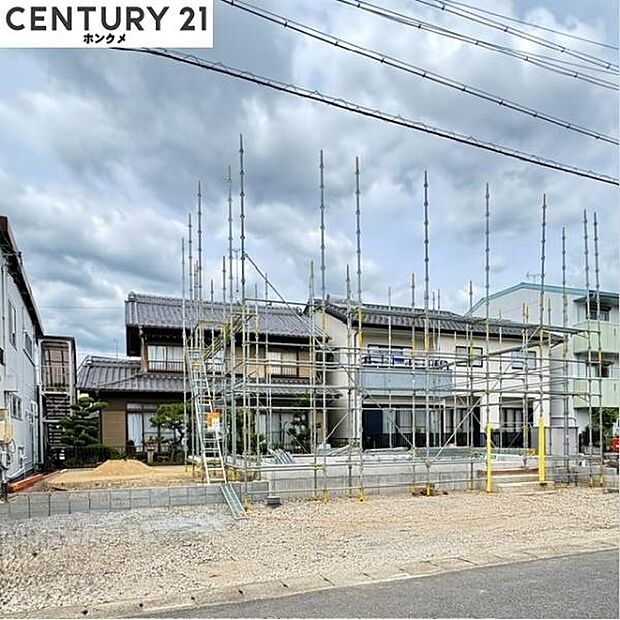現在は基礎の状態で、8月頃完成予定です。