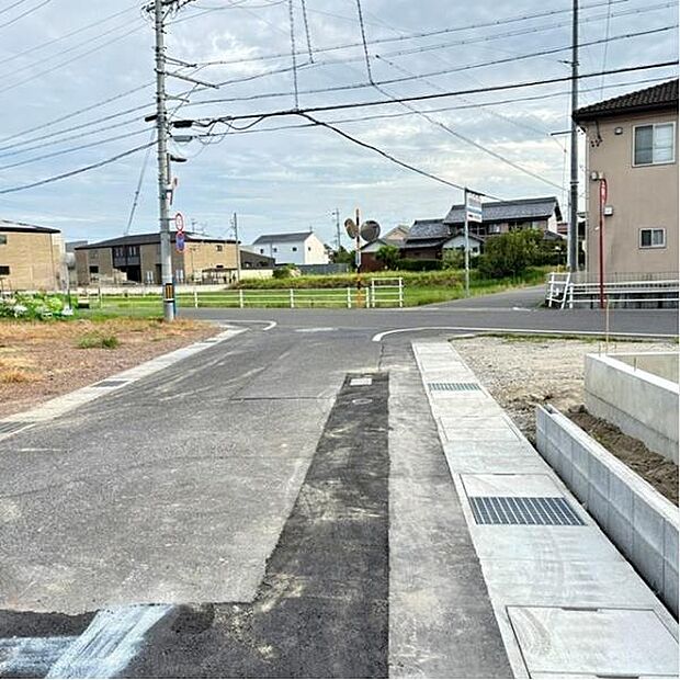 東前面道路から外観を見るとこんな感じ。