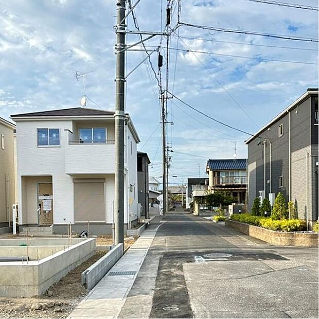 東前面道路から外観を見るとこんな感じ。