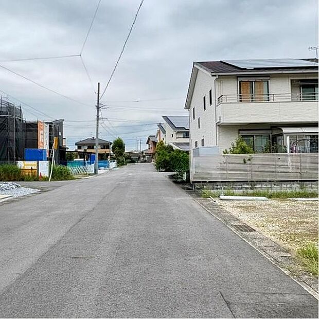 西前面道路から外観を見るとこんな感じ。
