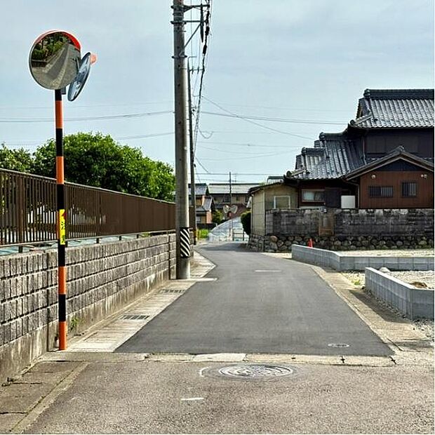 東前面道路から外観を見るとこんな感じ