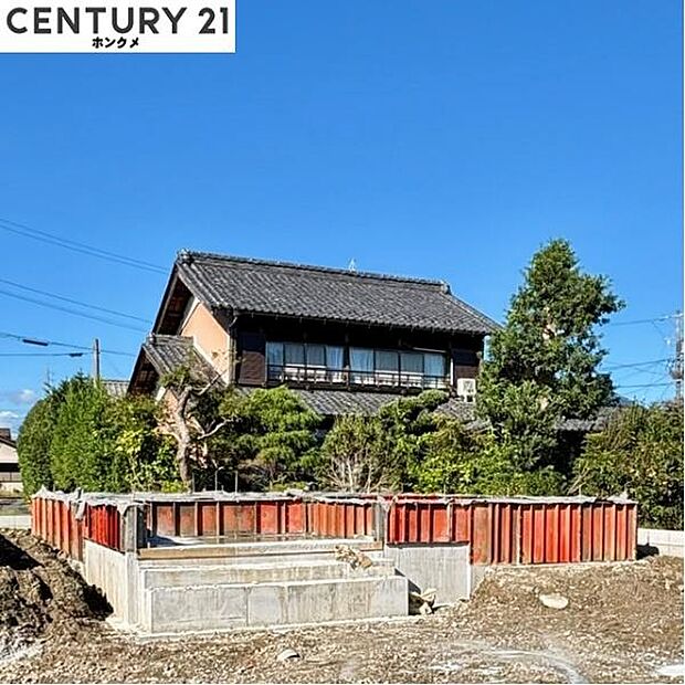 現在は基礎の段階で12月頃完成予定です。