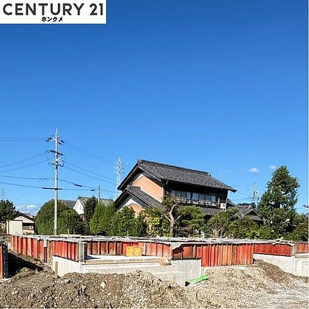 現在は基礎の段階で12月頃完成予定です。