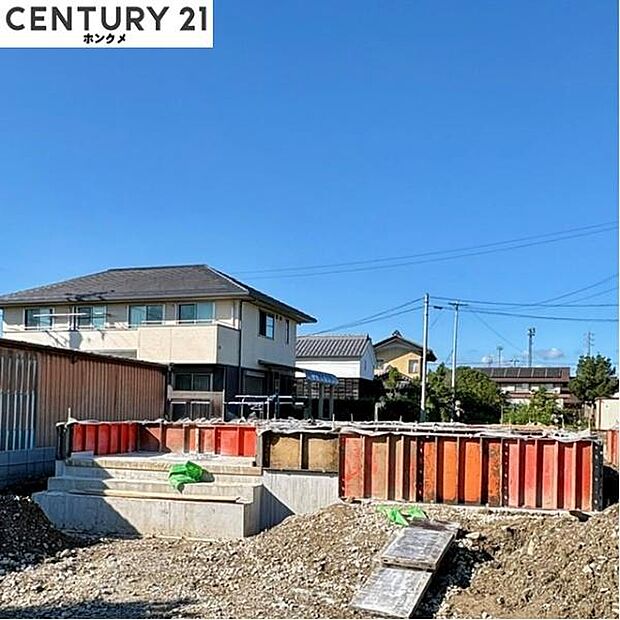 現在は基礎の段階で12月頃完成予定です。