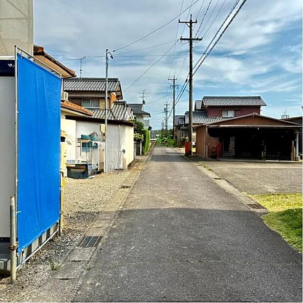西前面道路から外観を見るとこんな感じです