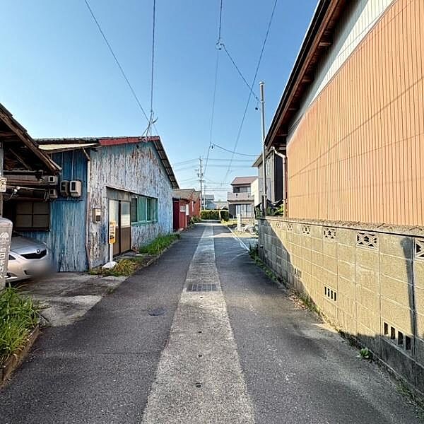 東前面道路から外観を見るとこんな感じ